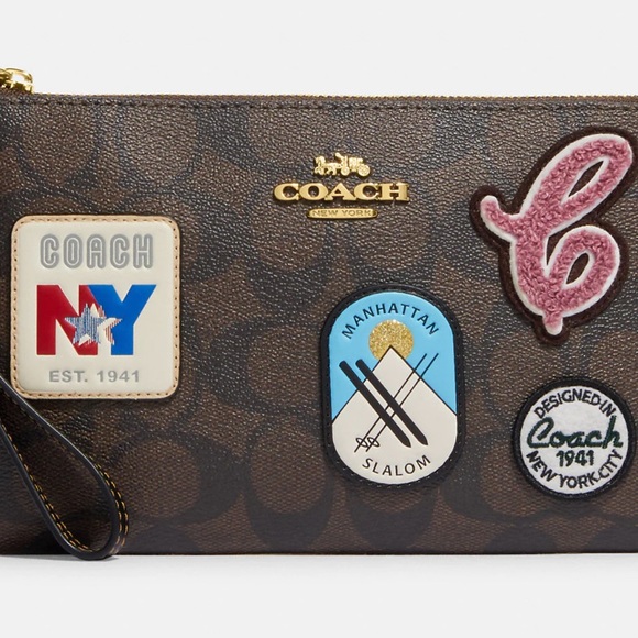 🆕 Large Corner Zip Wristlet In Signature Canvas With Ski Patches - Picture 2 of 6